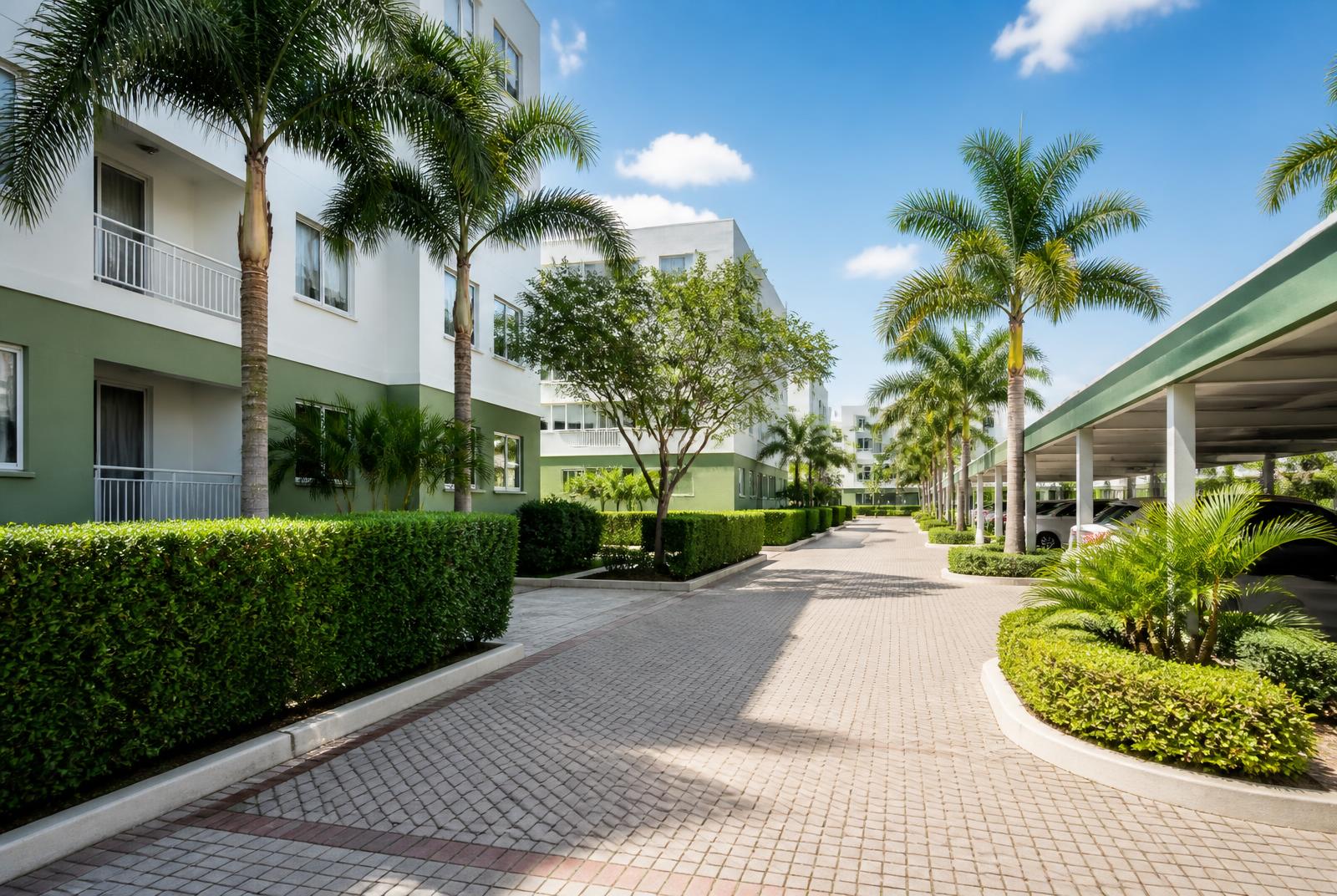 Entrada bem cuidada de um condomínio residencial
